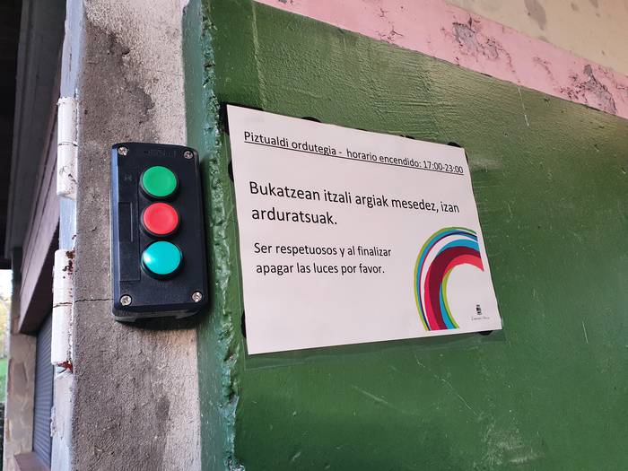 Aldatu egin dute argiak pizteko sistema Urtetako frontoian