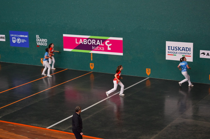 Emakumezkoen esku pilotako Udako Txapelketako norgehiagokak jokatuko dituzte gaur Aritzbatalden