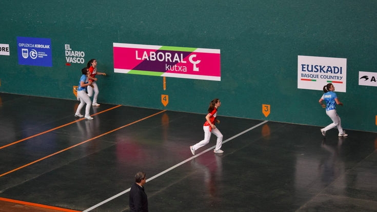 Emakumezkoen esku pilotako Udako Txapelketako norgehiagokak jokatuko dituzte gaur Aritzbatalden