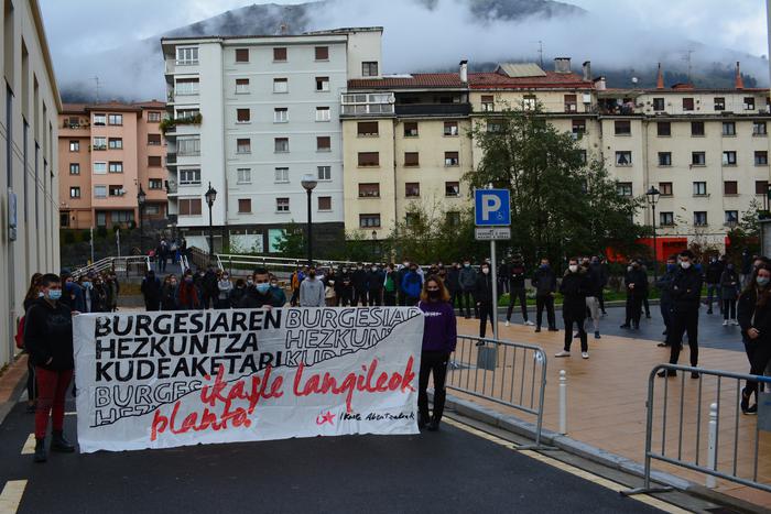 "Burgesiaren hezkuntza kudeaketa" salatu dute dozenaka ikaslek Azpeitian