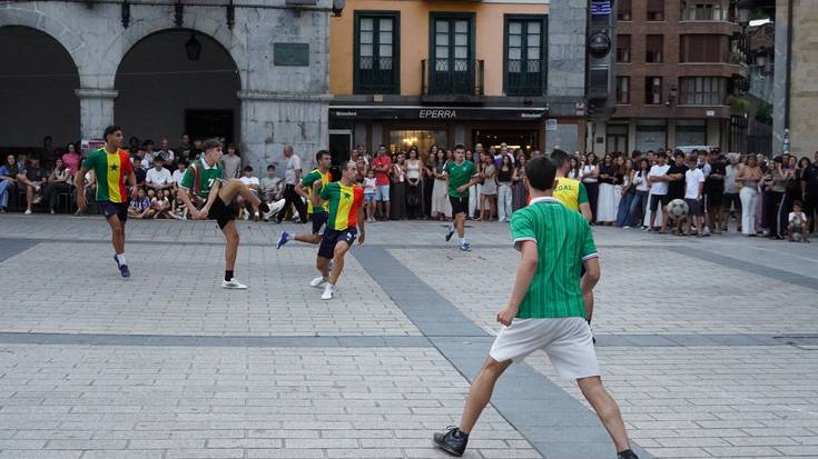 Sarraski eta Beti Gazte izan dira plaza beteko futbito txapelketako txapeldunak