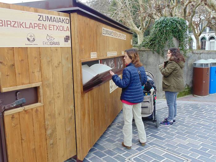 Garbigune txiki bat jarri du Zumaiako Udalak Eusebio Gurrutxaga plazan