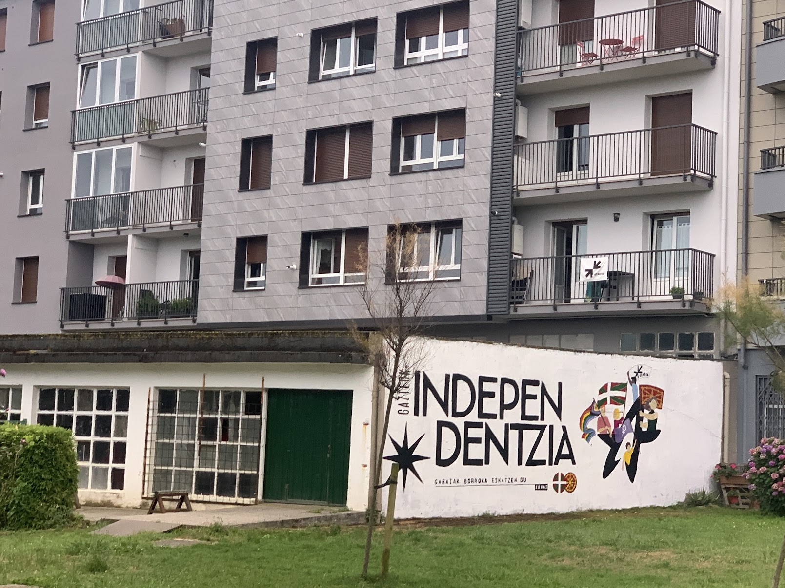 Murala margotu du Ernaik Gernika parkean