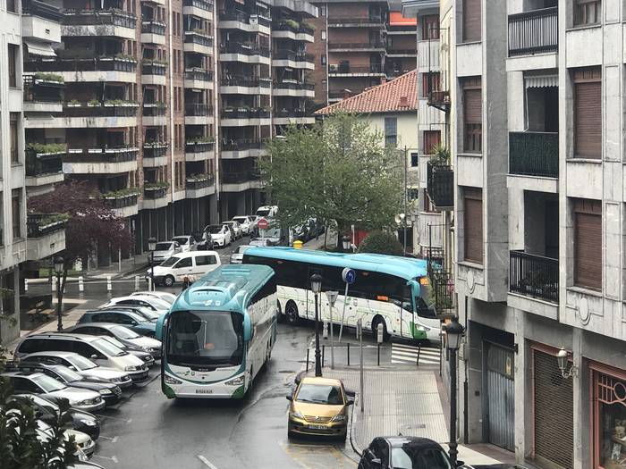 Ibai Ondo kaleko errepidea itxita, autobus baten matxuragatik