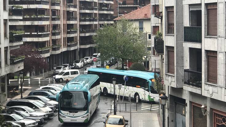 Ibai Ondo kaleko errepidea itxita, autobus baten matxuragatik