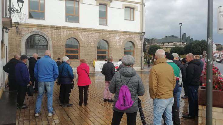 Elkarretaratzea egin dute eguerdian jubilatuen eta pentsiodunen plataformak deituta