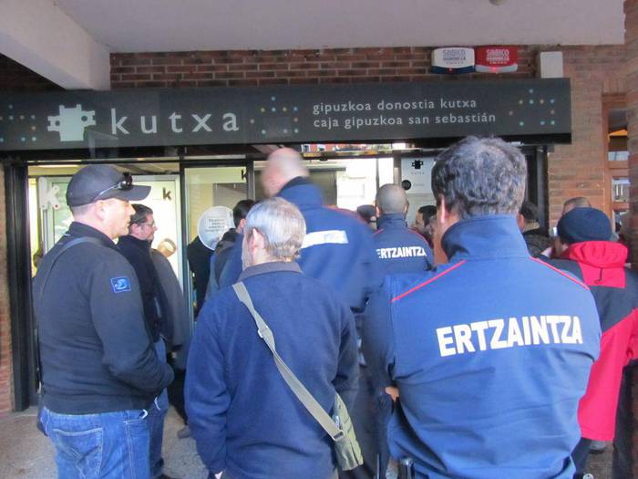 TSko langileek Zestoako Kuxabank hartu dute ordu eta erdiz