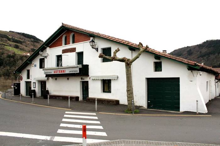 Udalak Uztarri taberna dagoen eraikina eskura dezan, sinadura bilketa dute martxan Aizarnazabalen