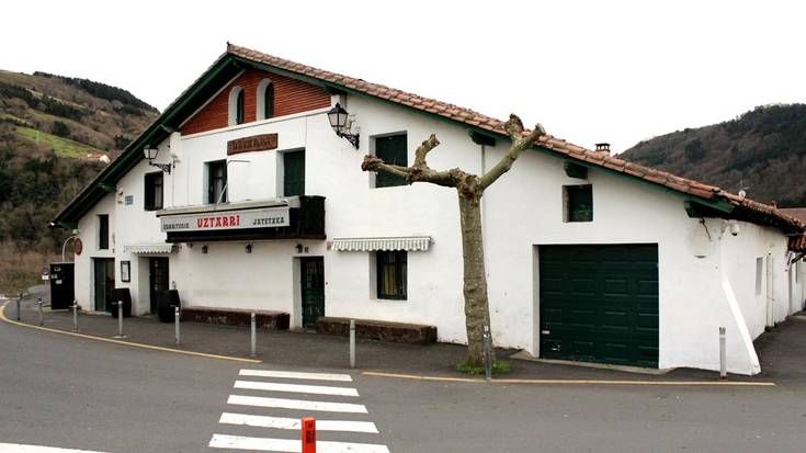 Udalak Uztarri taberna dagoen eraikina eskura dezan, sinadura bilketa dute martxan Aizarnazabalen