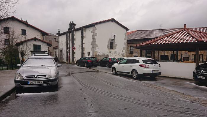 Arazoak eskualdeko errepideetan, elurra dela eta