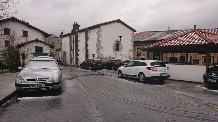 Arazoak eskualdeko errepideetan, elurra dela eta