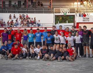 Proba zein partaide berriak eta jende ugari, Zezen Beltzen Grand Prix ikuskizunean