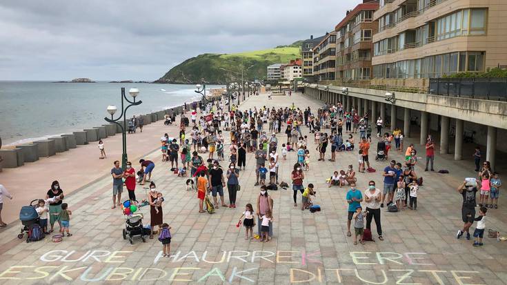 Elkarretaratze jendetsua egin dute haurren eskubideen alde