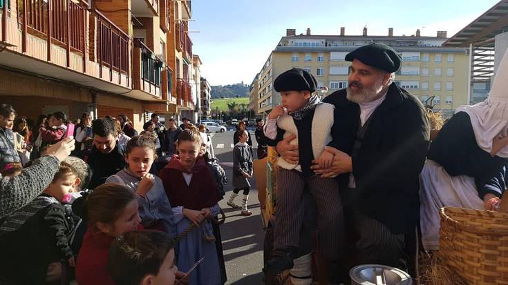 Olentzero, Mari Domingi eta ikastetxeetako haurrak kantuan aritu dira herriko kaleetan zehar