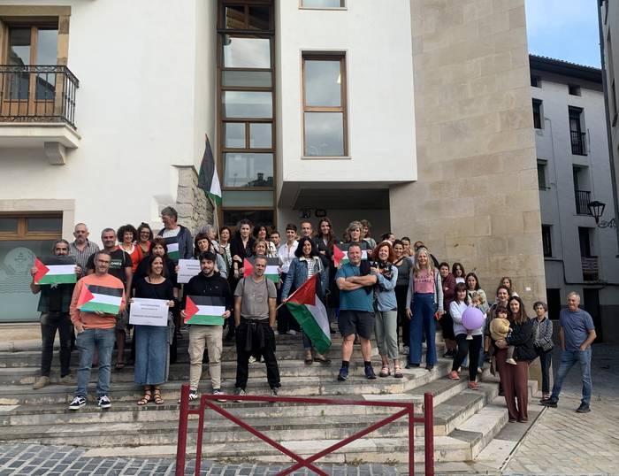 Gazako sarraskia salatzeko lanuzteak egin dituzte herrian