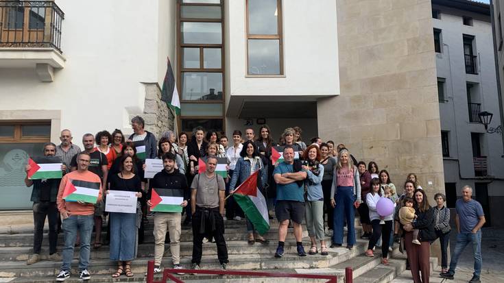 Gazako sarraskia salatzeko lanuzteak egin dituzte herrian