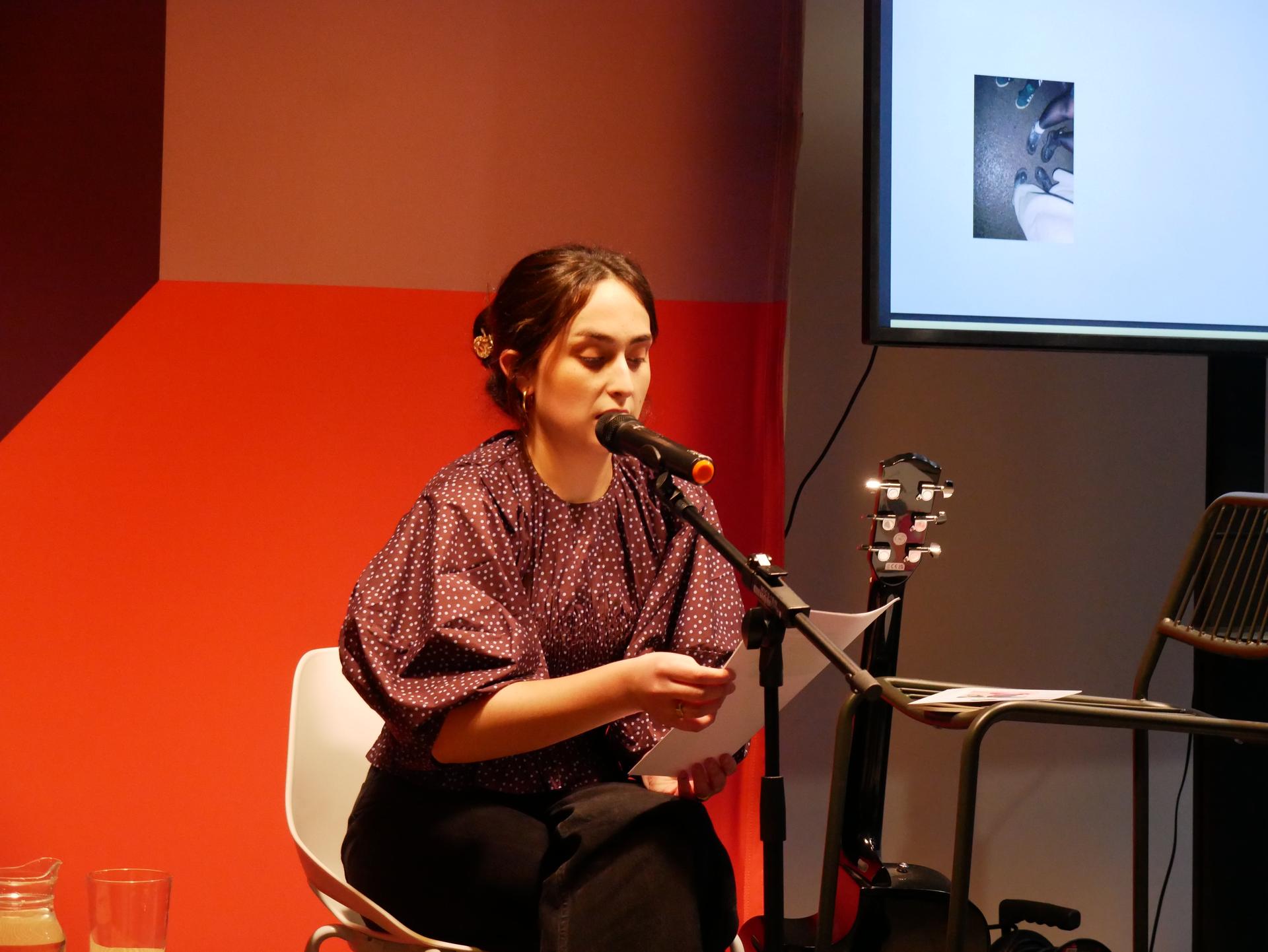 Poesiarekin jantzi du Sara Uribe-Etxeberriak Emakumeon Etxea