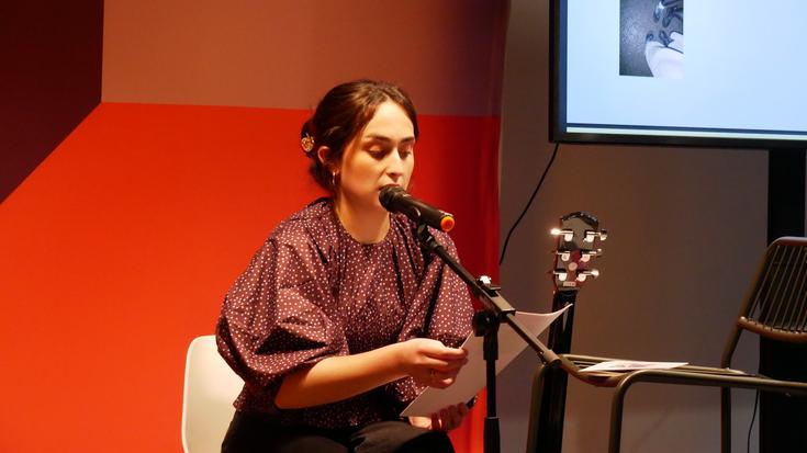 Poesiarekin jantzi du Sara Uribe-Etxeberriak Emakumeon Etxea