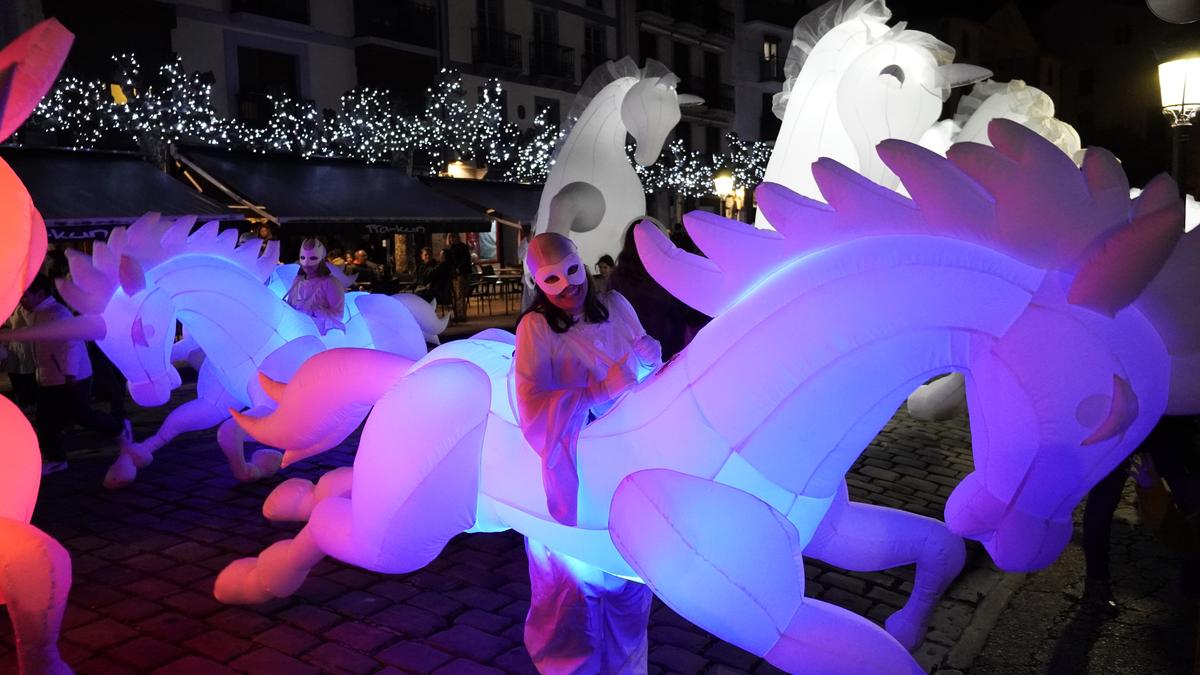 Argiztatutako zaldiekin eta adarbakarrekin kalejira egin dute dozenaka lagunek