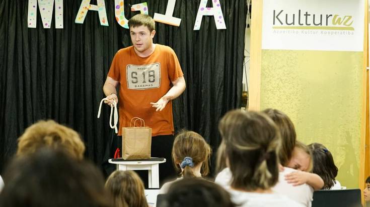 Benetako magoen pare, ikuskizun batekin amaitu dituzte haurrek Sorginorratzak ekimeneko magia saioak