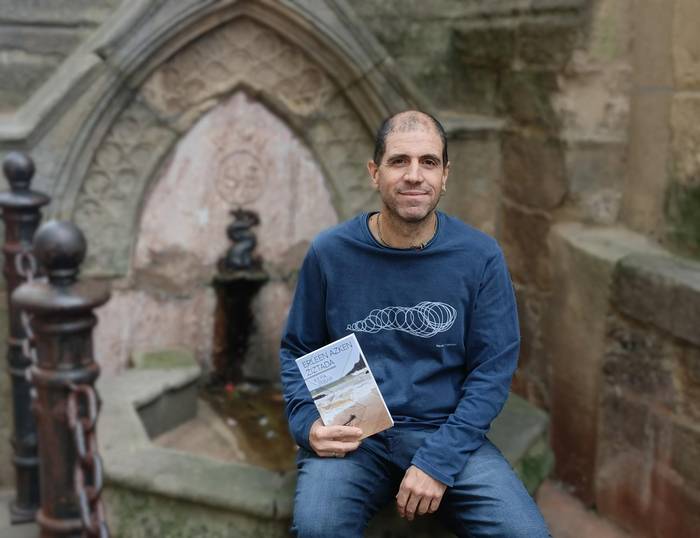 Iraganeko nahiz oraineko itzalak elkarrizketan jarri ditu Kepa Iribarrek 'Erleen azken ziztada' nobelan