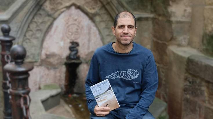 Iraganeko nahiz oraineko itzalak elkarrizketan jarri ditu Kepa Iribarrek 'Erleen azken ziztada' nobelan