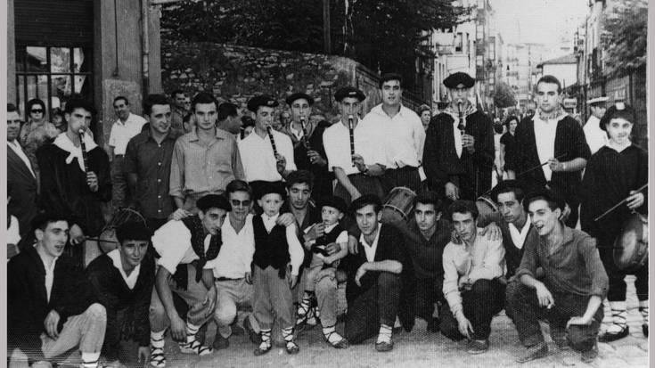 Euskal Jai egunaz gozatzen, antzinako argazkietan bada ere