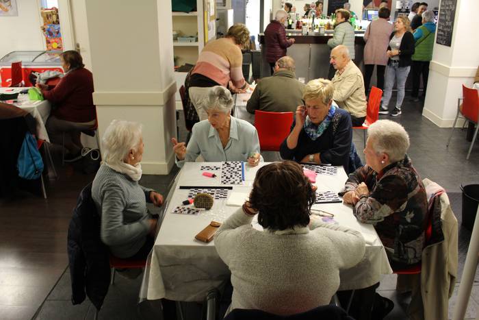 Bingo saioarekin eta txokolatadarekin hasi dute Azpeitiko Jubilatuen Astea