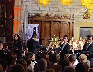 Urte askoan gogoratuko den emanaldia eskaini dute Sapere Aude Sinfoniettak eta San Pedro Abesbatzak Parrokian
