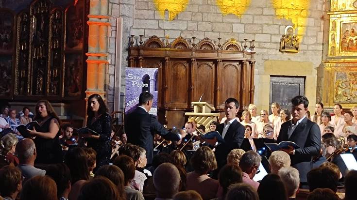 Urte askoan gogoratuko den emanaldia eskaini dute Sapere Aude Sinfoniettak eta San Pedro Abesbatzak Parrokian