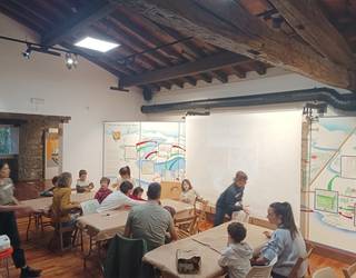 Dozena bat lagunek parte hartu dute Ekoetxeko maskara tailerrean