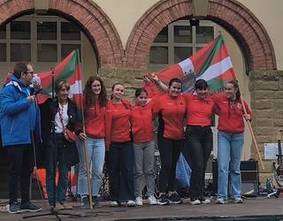 Bi bandera etxera... arraunkadarik eman gabe