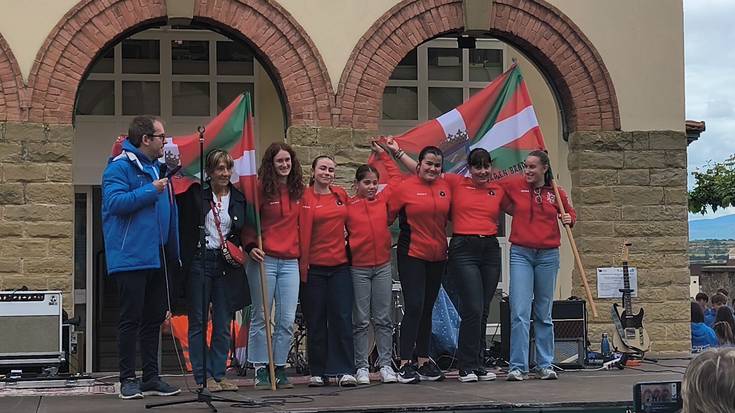 Bi bandera etxera... arraunkadarik eman gabe