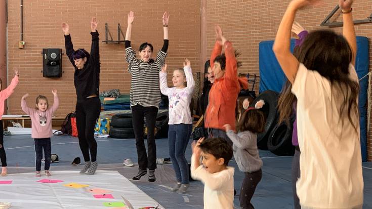 Familiei zuzendutako dantza tailerra antolatu du Astinduk