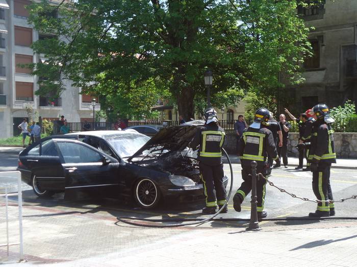 Auto batek sua hartu du eguerdian