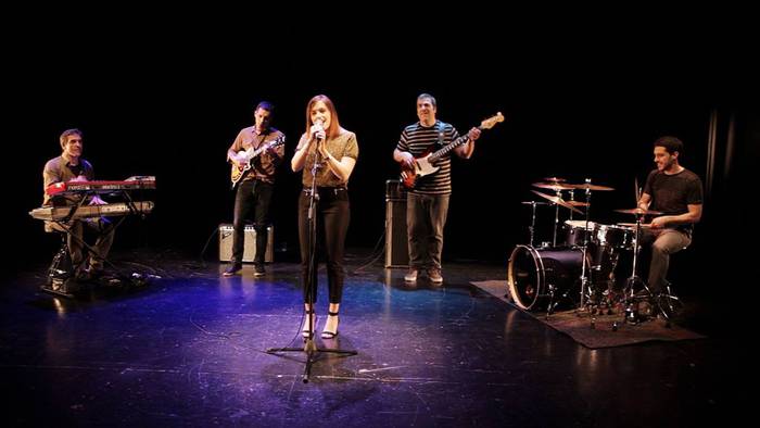 Makala Jazz Funk Band taldeak kontzertua eskainiko du Zarautzen, Kafe Toreroren barruan