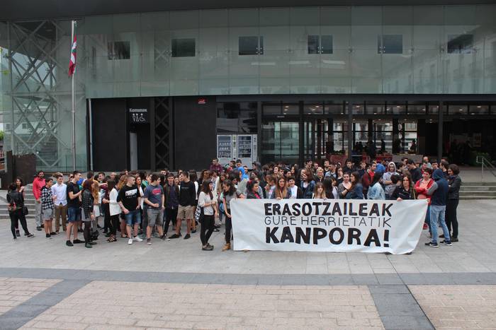 Eraso sexistak eta erasotzaileenganako babes soziala salatu dituzte ehun lagun baino gehiagok Azpeitian