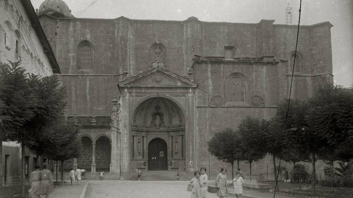 Eliz atariaren lehengo eta oraingo itxura, antzerakoa