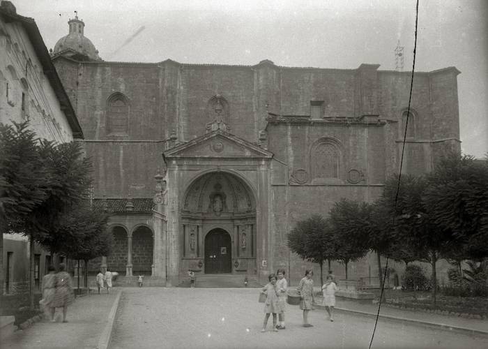 Eliz atariaren lehengo eta oraingo itxura, antzerakoa