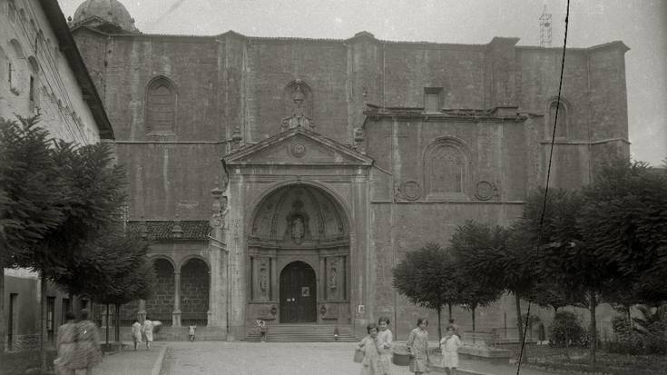 Eliz atariaren lehengo eta oraingo itxura, antzerakoa