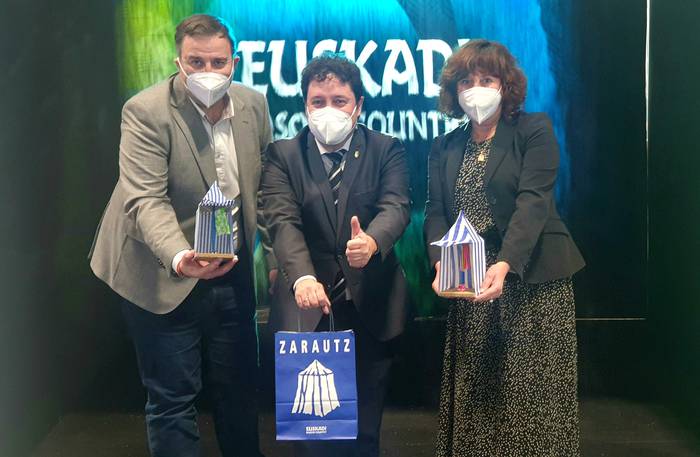 Aurtengo udan toldoak berriro jarriko dituzte Zarauzko hondartzan
