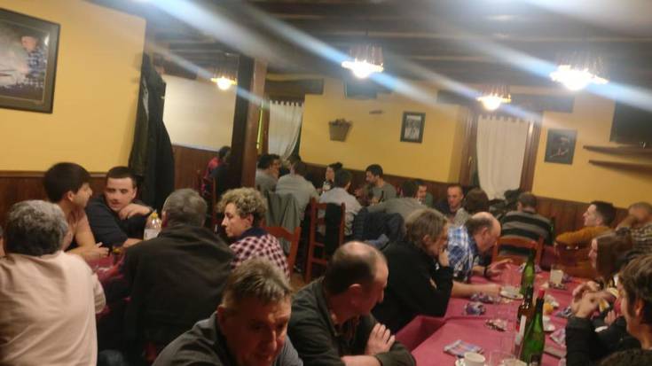 Eguraldi kaskarrarekin baina giro ederrean hasi dituzte Santa Ageda jaiak Matxinbentan