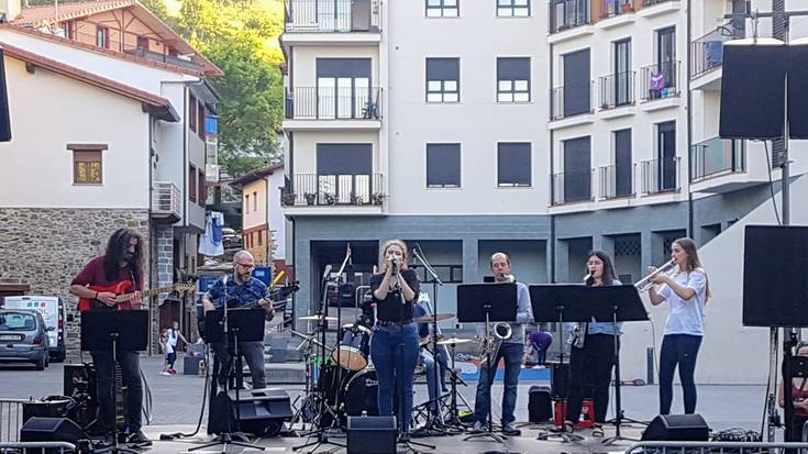 Musika eskolako ikasleek ikasturte amaierako entzunaldiak egin dituzte