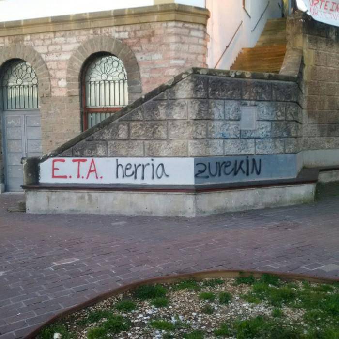 Asteburuan agertu diren pintaketak "gaitzetsi" ditu Zumaiako Udalak