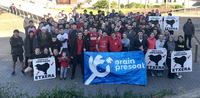 Aldarrikapenak eta kirolak bat egin dute preso eta iheslarien aldeko eskubaloi txapelketan