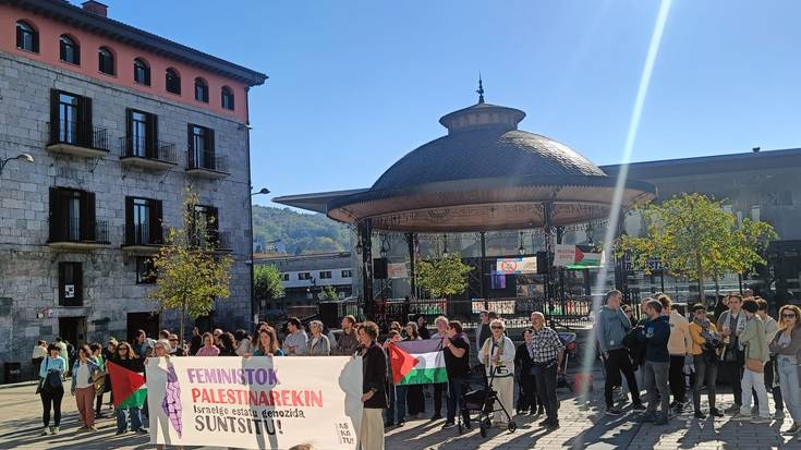 Palestina askearen aldeko aldarria eraman du Azpeitiko Feministen Sareak plazara