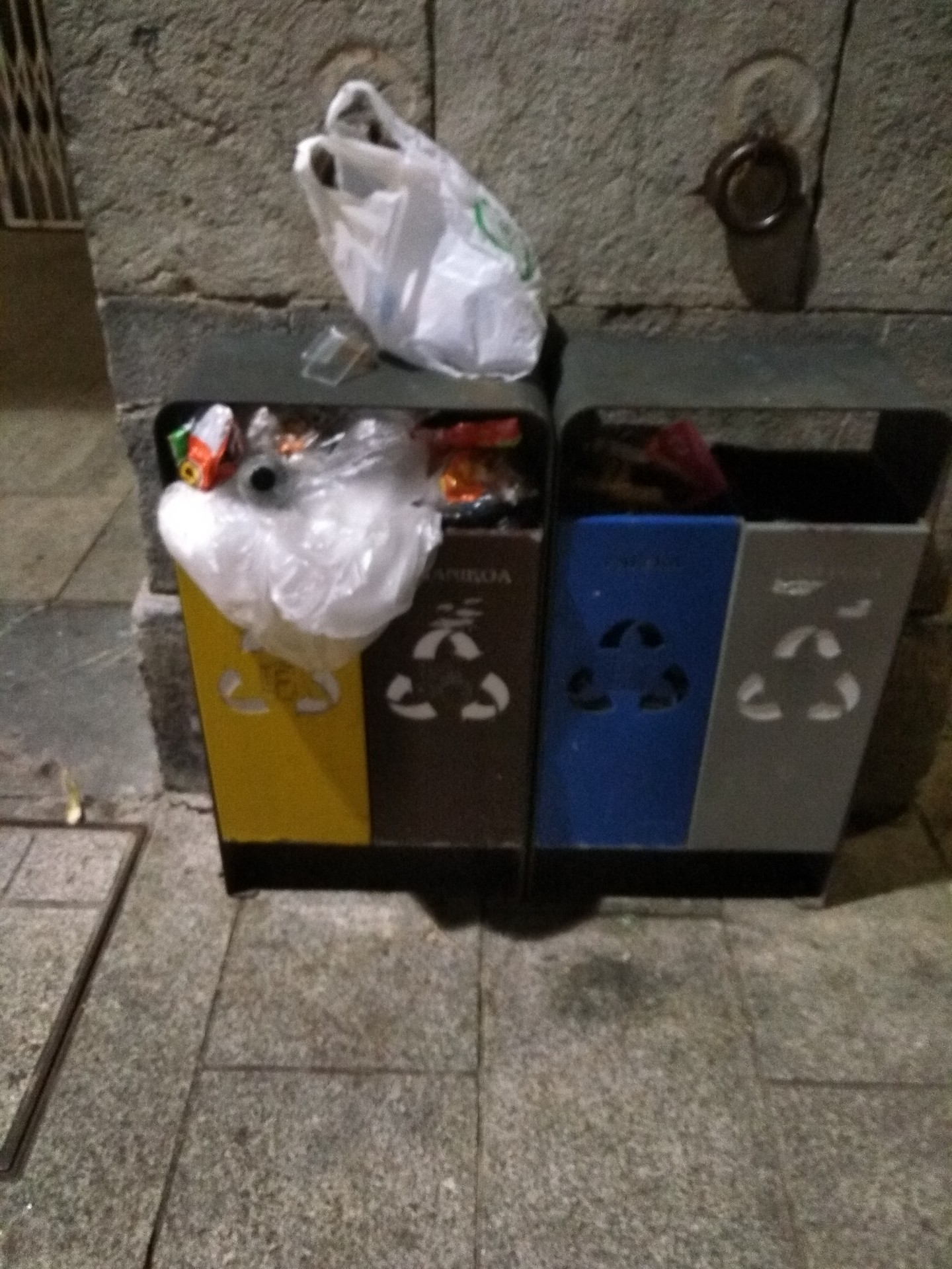 "Plazako zakarrontzi horiak gainezka egiten jarraitzen du"
