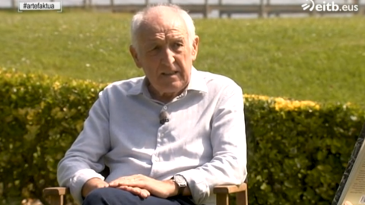 Bideoa: Anjel Lertxundi bere azken lanaz solasean, 'Artefaktua' saioan