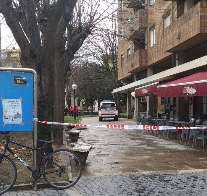 Pertsona etxegabe bat hilda aurkitu dute goizean Zarautzen