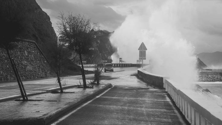 Abisu horia ezarri dute kostaldean olatu handiengatik